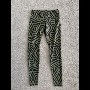 Lululemon Black and green leggings, size 8, 25”